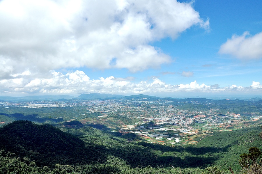 Ở độ cao 2.167m, đỉnh Lang Biang (Lạc Dương, Lâm Đồng) là nơi bạn có thể ngắm toàn cảnh thành phố Lạc Dương và xa xa là thành phố Đà Lạt mộng mơ.