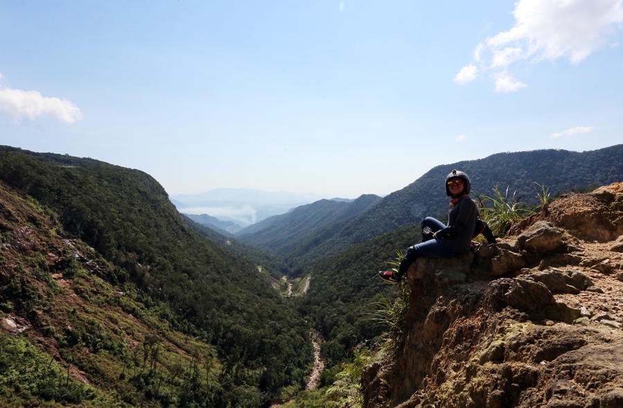 Đỉnh đèo Hòn Giao (huyện Vĩnh Khánh, Khánh Hòa) với độ cao gần 2.000m là địa điểm lý tưởng chiêm ngưỡng thiên nhiên hùng vĩ với dòng suối nhỏ len lỏi dưới chân núi.