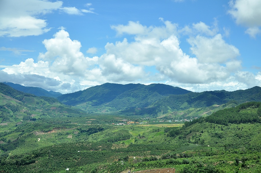 Trên đỉnh Lò Xo (thuộc địa phận Kon Tum) nơi có ngục Dak Glei bạn sẽ được chiêm ngưỡng cảnh sắc thiên nhiên núi rừng thu nhỏ trong tầm mắt của mình tuyệt đẹp.