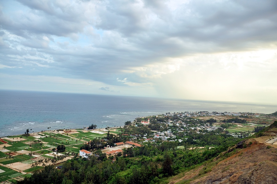 Đỉnh Thới Lới (huyện đảo Lý Sơn – Quảng Ngãi). Tại đây bạn có thể ngắm toàn cảnh huyện đảo Lý Sơn dưới chân mình với những ngôi nhà nằm san sát, xen kẽ là những ruộng trồng hành, tỏi của người dân địa phương.