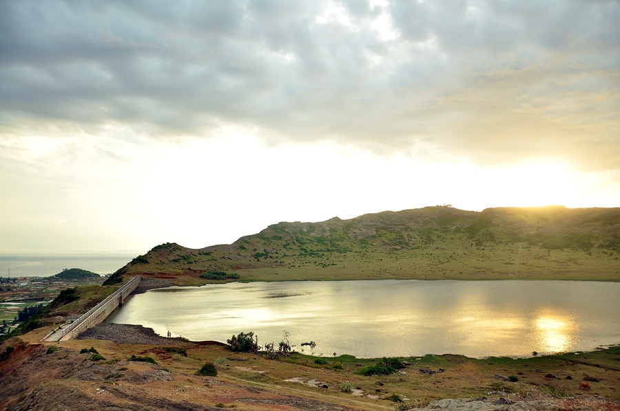 Trên đỉnh Thới Lới bạn cũng có dịp chiêm ngưỡng hồ nước ngọt dưới lòng hồ vốn là miệng núi lửa đã dừng hoạt động từ cách đây từ hơn 2 triệu năm về trước. Đây cũng là hồ chức nước ngọt phục vụ cho cuộc sống sinh hoạt, thủy lợi của huyện đảo.