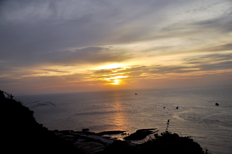 Nếu đến Giếng Tiền vào hoàng hôn, bạn sẽ được chiêm ngưỡng cảnh sắc tuyệt đẹp khi mặt trời lặn trên biển.