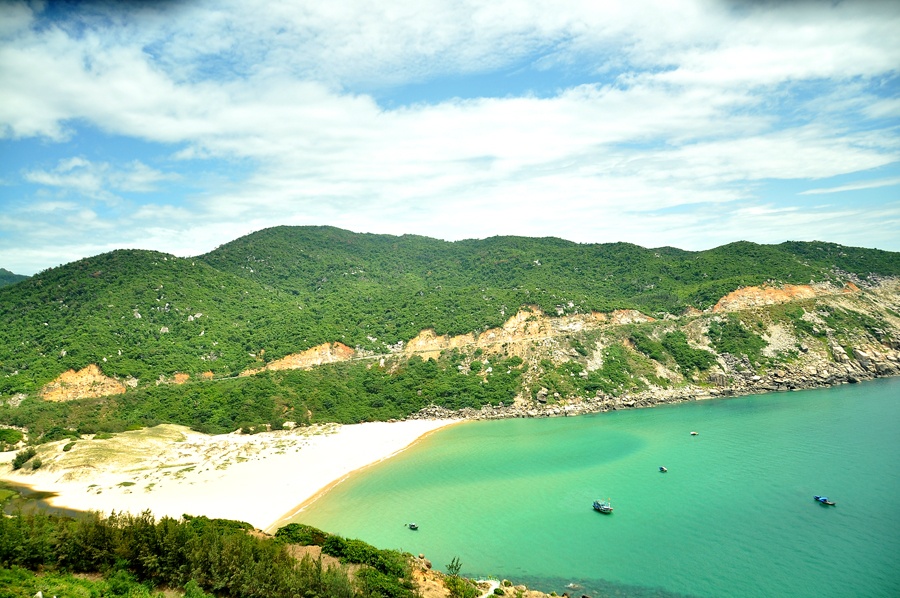 Từ ngọn hải đăng Đại Lãnh (Phú Yên) bạn có thể chiêm ngưỡng bãi Môn – bãi tắm hiền hòa bên dưới.