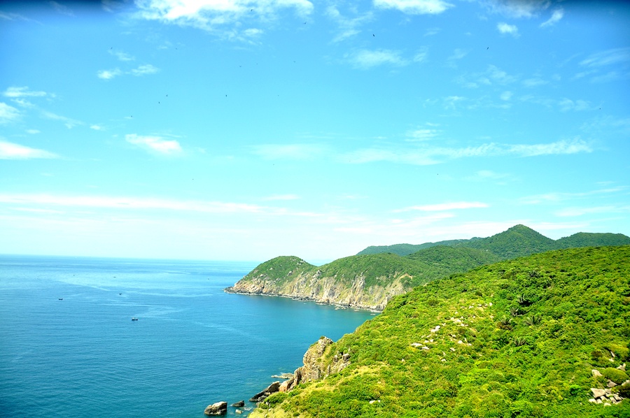 Phóng tầm mắt ra xa bạn sẽ thấy một bên là núi và một bên là biển tạo nên bức tranh hùng vĩ mà nên thơ.