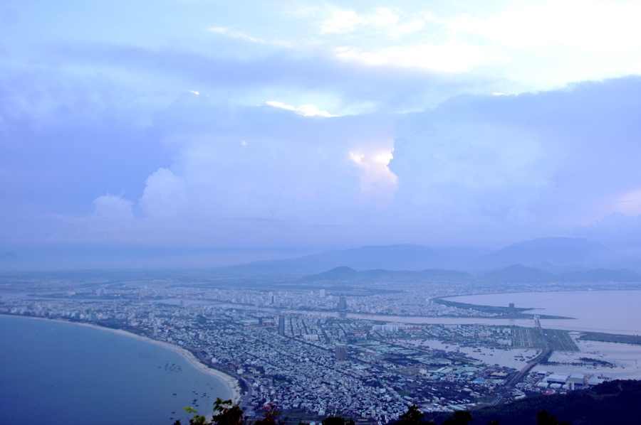 Từ đỉnh Bàn Cờ (thuộc bán đảo Sơn Trà, Đà Nẵng) bạn có thể quan sát toàn bộ thành phố Đà Nẵng bên dưới. Thành phố có đường bờ biển cong cong, trong lòng là dòng sông Hàn tạo nên khung cảnh tráng lệ.