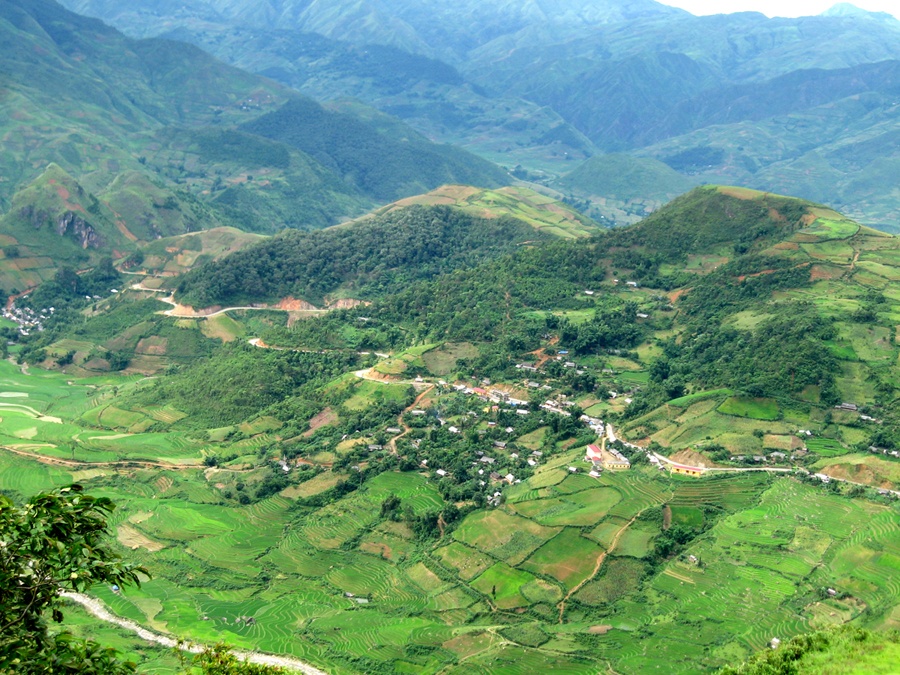Trên đỉnh Khau Phạ (Yên Bái) bạn vừa được chiêm ngưỡng con đường ngoằn ngoèo vắt vẻo bên sườn núi, vừa nhìn thấy những bản làng của người dân tộc khép mình dưới những thung lũng.