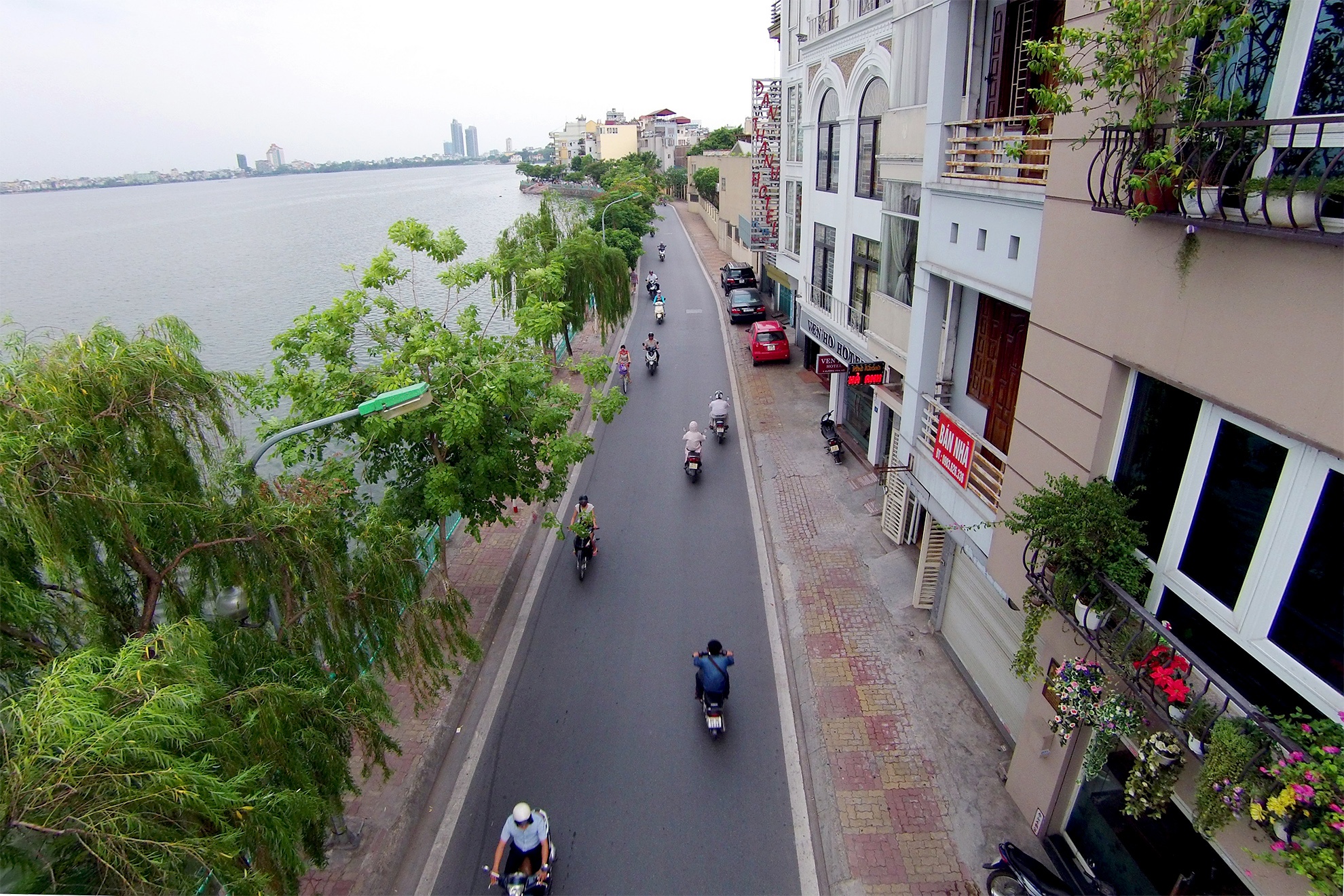 Dạo trên những con đường Trích Sài, Thanh Niên, Nguyễn Đình Thi chạy bao quanh hồ, bạn vừa ngắm mặt hồ vừa được hít hà hơi thở mùa thu pha hương hoa sữa. Ảnh: Mạnh Thắng.