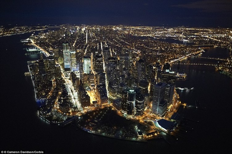 Vào buổi tối, Financial District, New York, Mỹ lung linh hơn nhiều khi nhìn từ trên không.