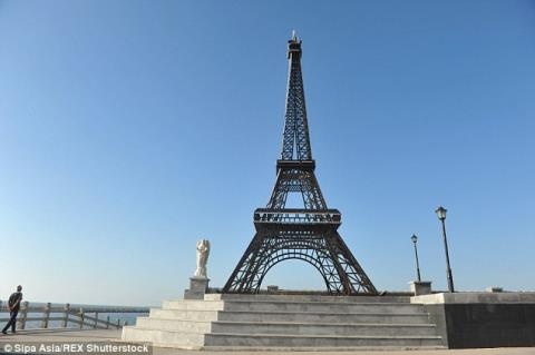 Bản sao Tháp Eiffel nổi tiếng của Pháp ở tỉnh Sơn Đông, Trung Quốc.