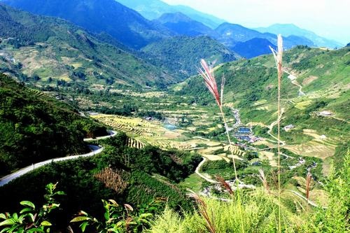 Ngay sau khi lên kế hoạch, chúng tôi lên đường đi Sapa trong đêm để sáng sớm kịp có mặt tại “Thị trấn trong mây”. Vì thích du lịch và chụp ảnh, nên chúng tôi mang theo những bộ đồ rất sặc sỡ, bắt mắt để có những khuôn hình đẹp nhất.