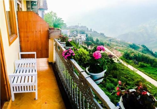 Các khách sạn đều được xây dựng bên những con đường nhỏ, quanh co, được xây dựng theo kiến trúc Âu - Á xen kẽ, vừa giữ được bản sắc dân tộc, vừa có nét cổ điển của phương Tây. Chúng tôi cực kỳ ấn tượng với những quán cà phê nhỏ xinh với những bậc tam cấp và một chút diện tích bên thềm chỉ đủ để kê được 2 chiếc bàn cho khách ngồi tĩnh lặng ngắm phố.