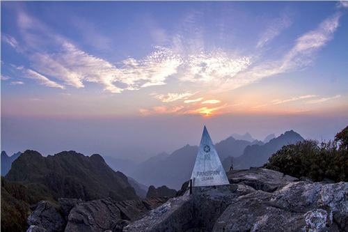 Đến Sapa, các bạn trẻ và khách Tây thường bắt đầu ngay những cuộc hành trình khám phá những điểm du lịch hấp dẫn xa trung tâm thị trấn như thác Tình yêu, đỉnh Fansipan, núi Hàm rồng, thác Bạc.... Du khách tự do thường lựa chọn cho mình hai phương tiện di chuyển chính trên vùng này là taxi và thuê xe máy. Chỉ với 50-100 nghìn/ngày thuê xe máy, du khách đã có thể khám phá những điểm đến độc đáo của Sapa rồi.