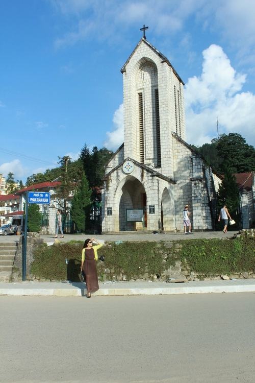 Khác với các bạn trẻ, nhiều người có tuổi hơn một chút thì lựa chọn nhà thờ đá cổ Sapa để khám phá ngay khi đặt chân đến thị trấn này. Nằm ngay trung tâm thị trấn, nhà thờ được xây dựng từ những năm 1895. Đây là công trình cổ mang đậm dấu ấn kiến trúc Pháp còn nguyên vẹn tại Sapa. 