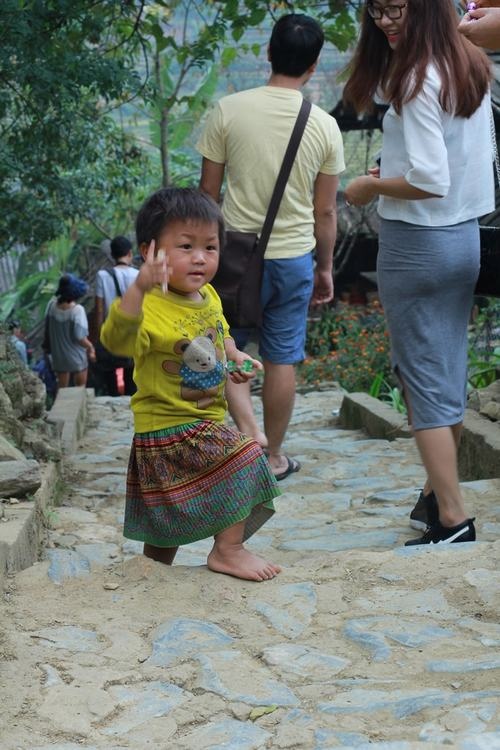 Ngay tại nhà thờ đá cổ này, du khách cực kỳ ấn tượng với hình ảnh những em nhỏ địu trên vai đứa em bé xíu của mình. Tuy nhiên, để xin chụp ảnh cùng các em, thì du khách cũng cần trả 10-20 nghìn/lần.