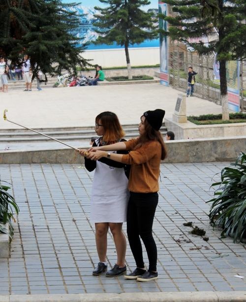 Sapa không chỉ đẹp về khung cảnh hùng vĩ mà còn có những món ăn cực kỳ hấp dẫn. Buổi tối, là khoảng thời gian tuyệt vời để du khách tản bộ trên những con đường quanh co trong thị trấn trong những chiếc áo len ấm áp và lựa chọn những món ăn ngon sau một ngày dài dong duổi trên những cung đường đèo núi.