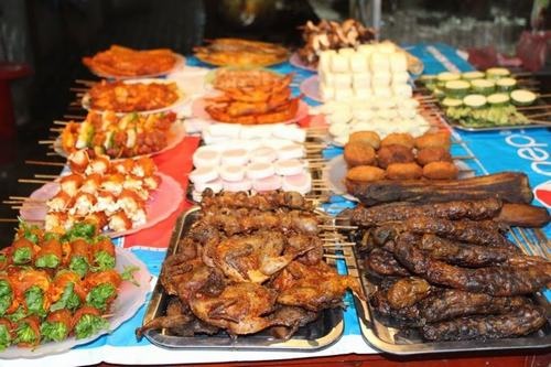 Đồ nướng các loại - vẫn là món khoái khẩu nhất tại đây, tiếp đến là cơm lam, lợn cắp nách, thắng cố, thịt xông khói, gà đồi và cá hồi. Sau bữa ăn tối, du khách có thể chọn cho mình một góc nhỏ tại quán cafe nhìn xuống phố hoặc thư giãn massage bằng lá thuốc của người dân tộc. Cảnh sắc núi rừng Sapa vào thu đẹp xao xuyến lòng người. Chính bởi vậy, chỉ cần những ngày nghỉ cuối tuần xách ba lô và đi, các bạn đã được thả hồn vào thiên nhiên tươi đẹp, xua tan mệt mỏi để bắt đầu tuần làm việc mới hiệu quả, tràn đầy hứng khởi rồi.