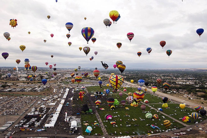 Sac mau ruc ro tai le hoi khinh khi cau Balloon Fiesta 2015 hinh anh