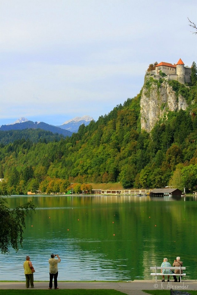 Hồ Bled, Slovenia: Nổi tiếng là một trong những hồ đẹp nhất trên thế giới, hồ Bled được bao quanh bởi những khu rừng với vô vàn các loại cây chuyển màu rực rỡ khi tiết trời vào Thu.  Không những thế, phong cảnh tuyệt đẹp này còn mê hoặc du khách bởi một nhà thờ được xây dựng vào thế kỷ XVII trên một vách đá nhô ra biển.