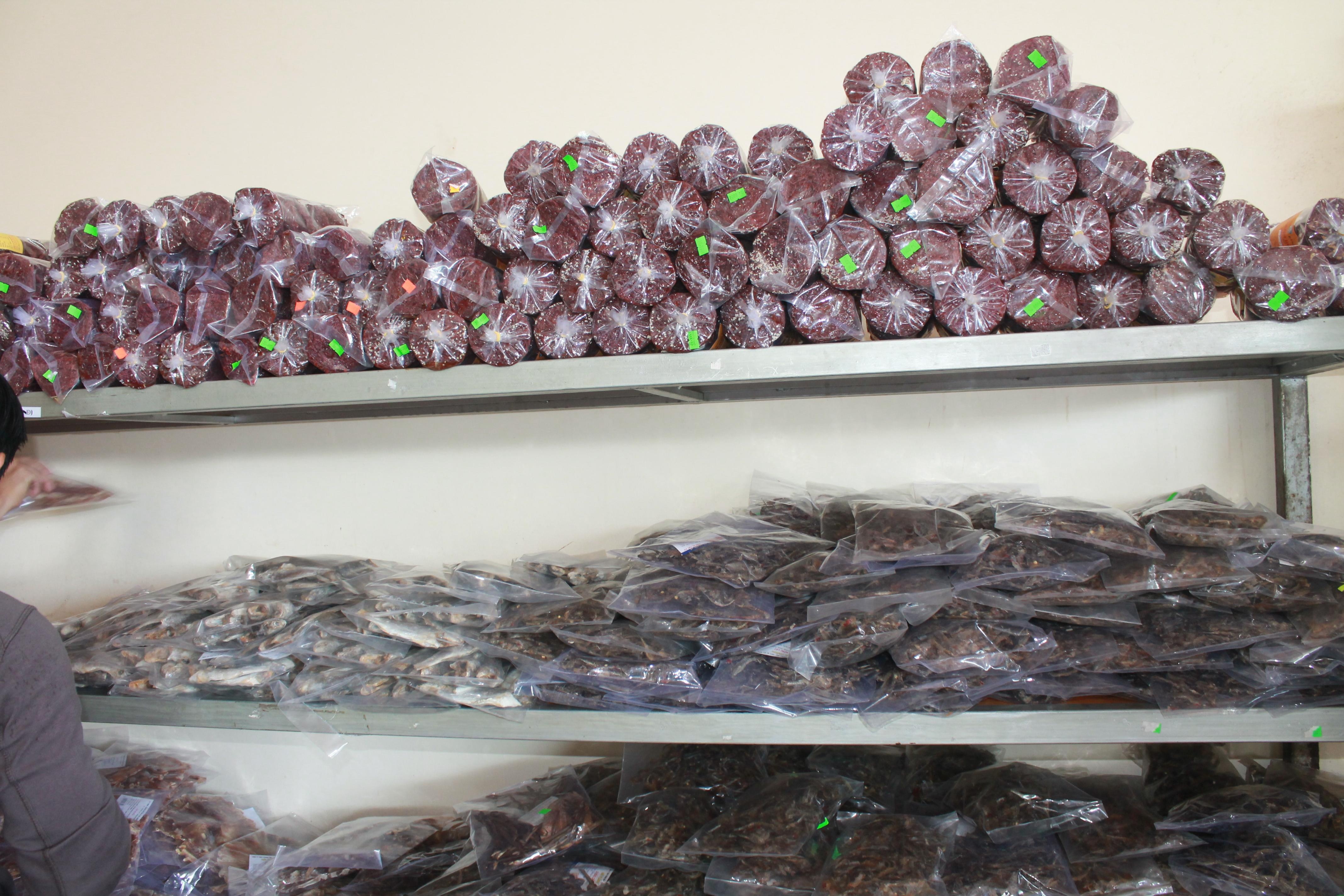 Ảnh 2: Những quầy kệ bánh rế chất chồng tại các điểm dừng chân mua đặc sản ở Phan Thiết. Ảnh: Phước Bình.