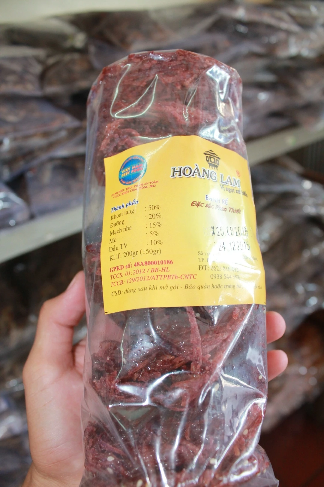 Ảnh 3: Bánh rế đen tạo cảm giác mới lạ trong lòng du khách phương xa. Ảnh: Phước Bình.