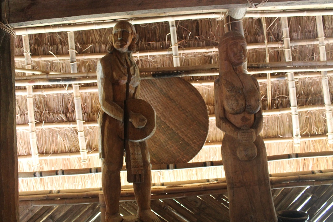 Ảnh 4: Một trong những tác phẩm điêu khắc nghệ thuật trưng bày trong ngôi nhà truyền thống của Tây Nguyên. Ảnh: Phước Bình.