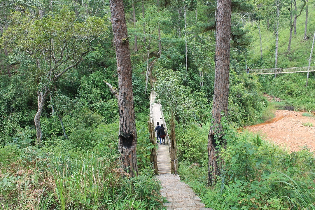 Để đến được làng, du khách phải vượt qua hàng trăm bậc thang đá phủ rêu phong và hai cây cầu treo. 
