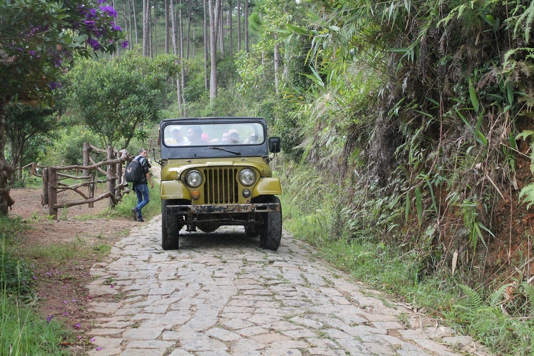 Xe jeep vượt địa hình đưa du khách tham quan vòng quanh làng.