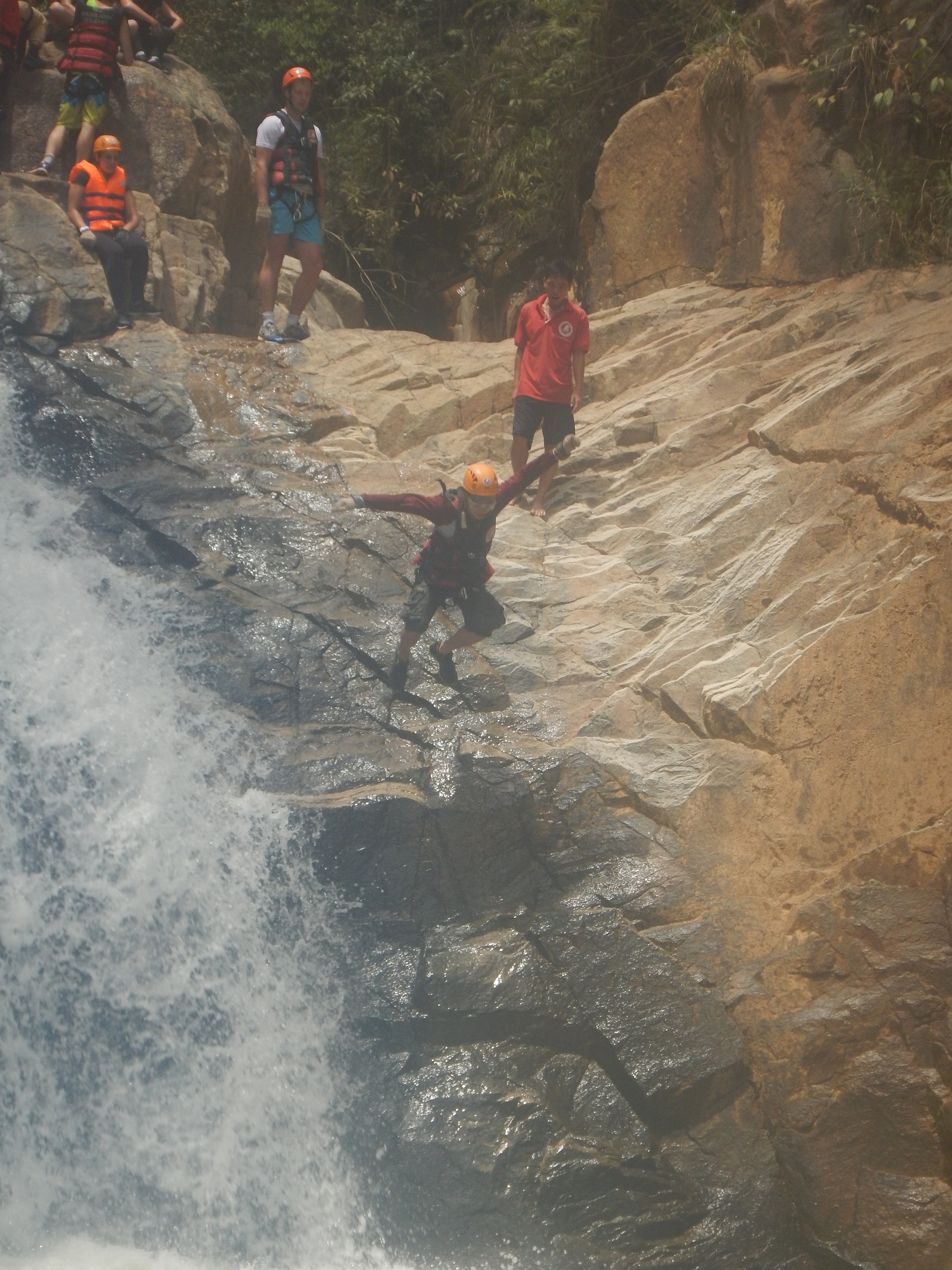 Nhảy thác – trò chơi thật sự thử thách thần kinh.