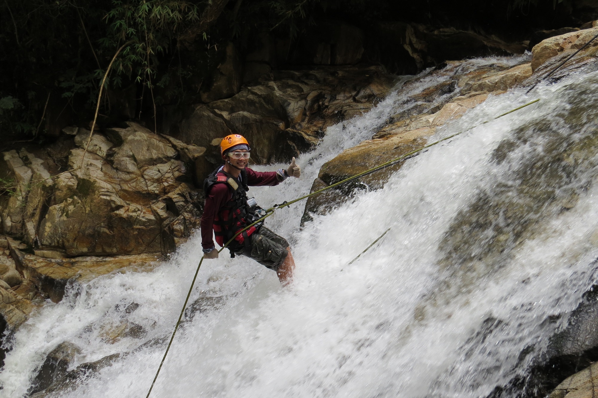 Đu người giữa dòng thác và pose một tấm hình thật chất.