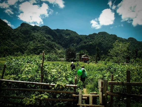 Bản Đoòng, nơi sinh sống của đồng bào Bru-Vân Kiều nằm trên hành trình đến hang Én.