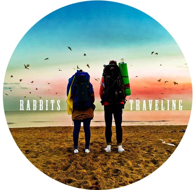 Ievegnii Tsap (23 tuổi, Kirovograd) và Yulia Kost (22 tuổi, Rivne) quen nhau trước lúc bắt đầu chuyến đi đúng 2 tháng và giờ họ đã trở thành một cặp không thể tách rời sau hơn 1 năm rong ruổi cùng nhau trên khắp nẻo đường.