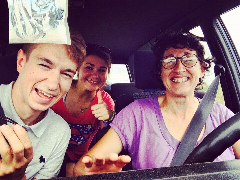 Để tiết kiệm tối đa chi phí, họ xin đi nhờ xe và ngủ nhờ nhà người dân. Yulia và Ievegnii cũng đã tham gia làm việc để đổi lấy miếng ăn chỗ ở bất cứ nơi nào nhận họ.