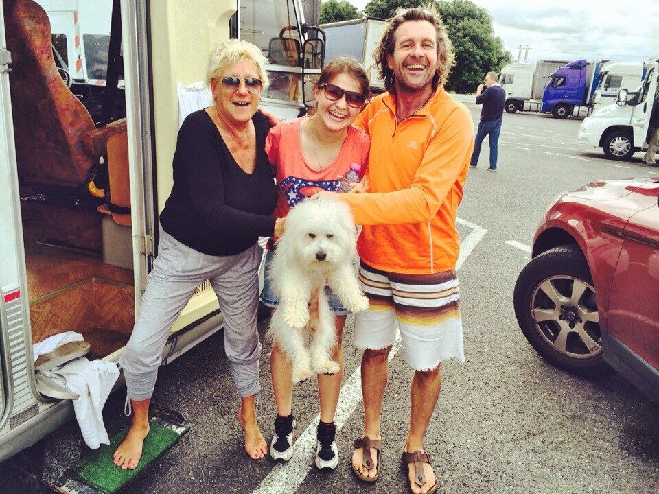 Việc du lịch bụi đúng nghĩa này đã mang lại những trải nghiệm mà bạn không thể nào tìm thấy được trong các chuyến đi thông thường. Thậm chí họ đã sống trong rừng già không một bóng người tại Lào trong suốt hai tuần như Tarzan thực thụ.