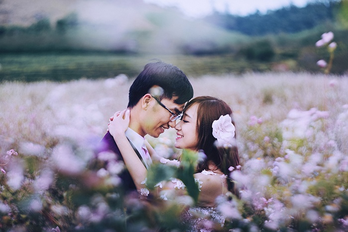 Buổi chụp hôm đó cũng tương đối vất vả vì thời tiết không ủng hộ, trời mưa và lạnh giữa đợt gió mùa tràn về nhưng bù lại cô dâu chú rể cũng không hề quản ngại vất vả, nhiệt tình hưởng ứng các ý tưởng của nhiếp ảnh đưa ra.