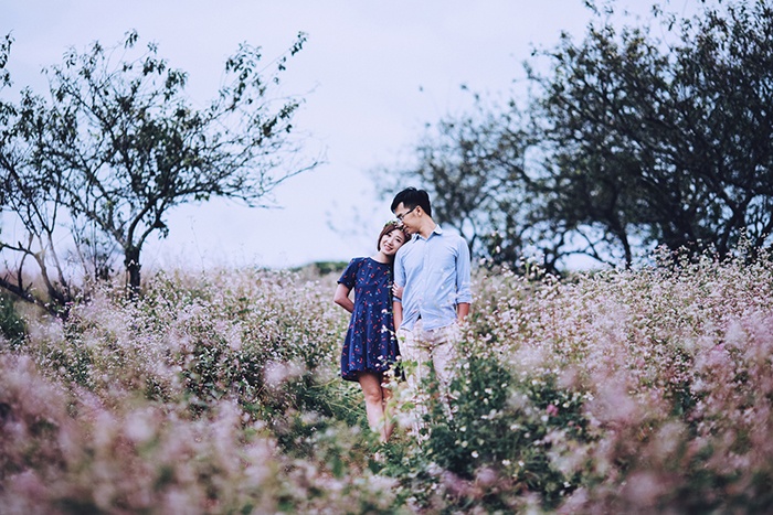 Theo chia sẻ của ekip, sang ngày thứ hai của hành trình, ekip tìm được cánh đồng hoa tam giác mạch tuyệt đẹp giữa đất Mộc Châu, nhờ vậy mà cảm hứng của mọi người cũng tăng lên theo cấp số nhân, say sưa thả hồn cùng những góc ảnh lạ.