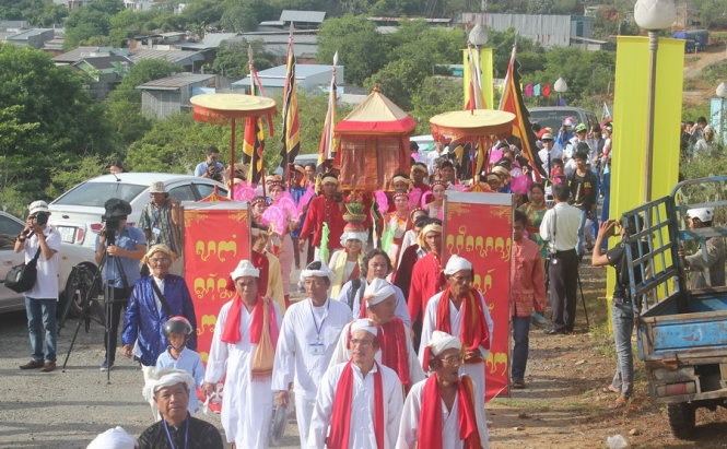 Đoàn người rước y trang từ đền Phước Đồng (huyện Ninh Phước) về tháp Po Klong Girai (TP Phan Rang-Tháp Chàm). Ảnh: Minh Trân.