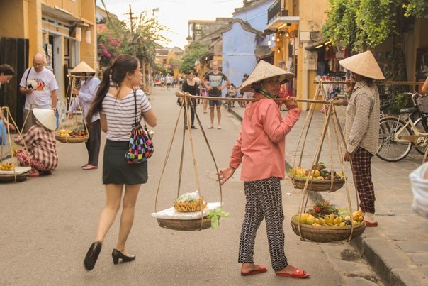 Hình ảnh những người mẹ chăm chỉ làm lụng bất kể ngày đêm luôn khiến họ xúc động và khâm phục. 