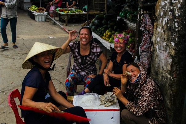 Nhưng với họ Việt Nam đẹp nhất là đây, nụ cười rạng rỡ ngay cả trong khó nhọc.