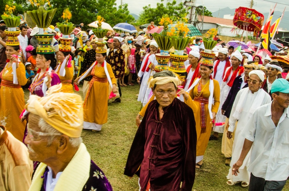 Lễ hội nhằm tưởng nhớ công ơn của tổ tiên và các vị thần đã có công ra tay trợ giúp khiến mưa thuận gió hòa, mùa màng bội thu. Trong hình là đoàn rước Y Trang mang đầy màu sắc và văn hóa Chăm.