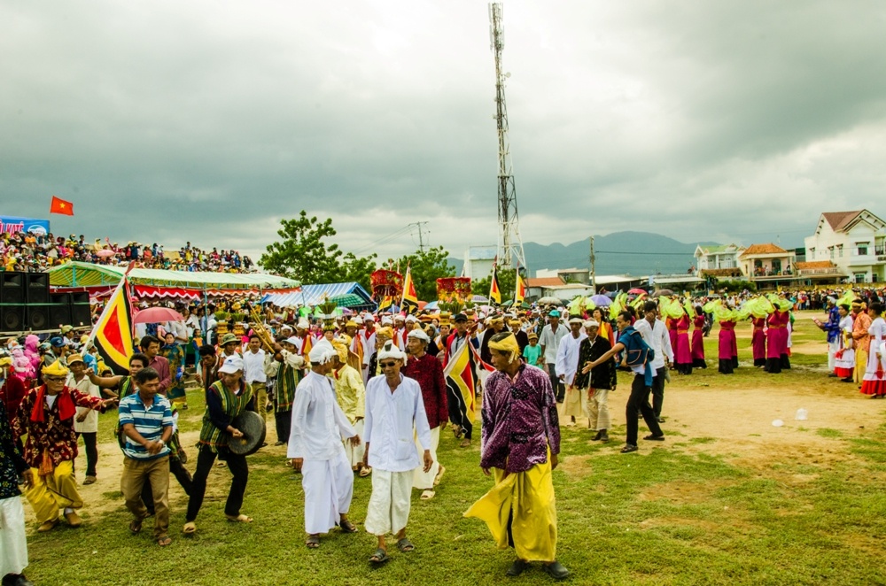 Lễ hội gồm có lễ rước y trang, ễ mở cửa tháp, lễ tắm tượng, mặc y phục, cúng tế thần và múa hát nghệ thuật của đồng bào Chăm theo đạo Bà La Môn. Hòa chung với đoàn rước y trang còn có những nhạc cụ truyền thống của dân tộc. 