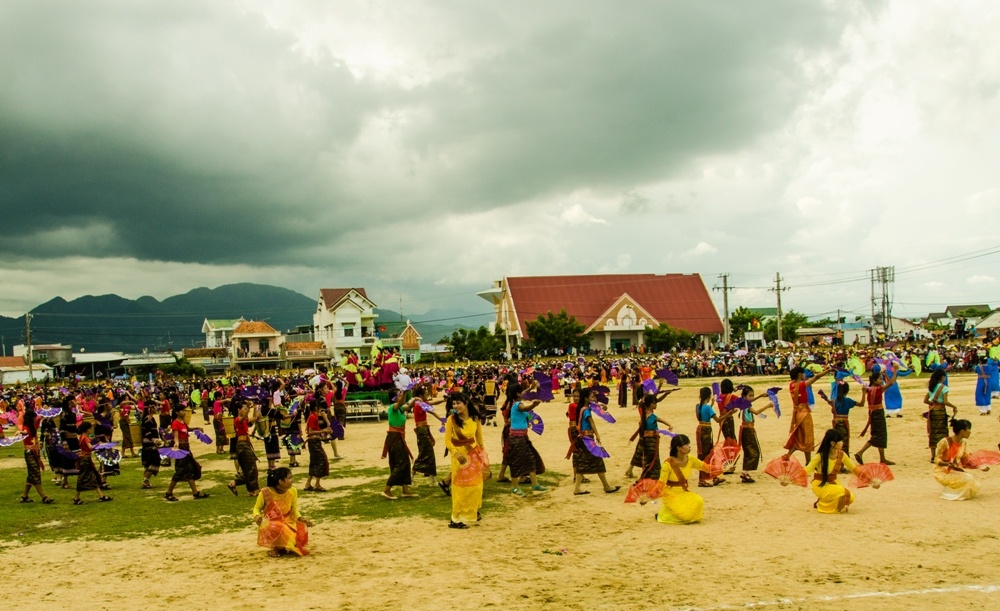 Những màn trình diễn văn nghệ bất chấp cơn dông đang kéo tới.