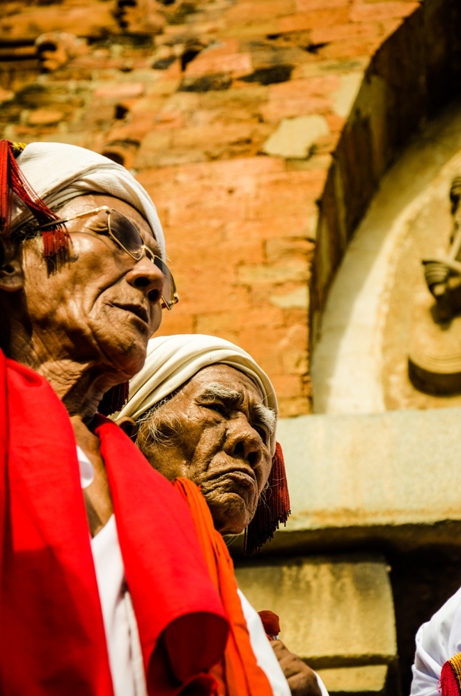 Nét mặt đăm chiêu của các thầy tế. Lễ hội năm nay được cử hành tại 4 vùng đền, tháp: Po Rômê, Po Nư Ga (huyện Ninh Phước), Po Bin Thônh (huyện Thuận Bắc) và Po Klong Girai (TP Phan Rang-Tháp Chàm).