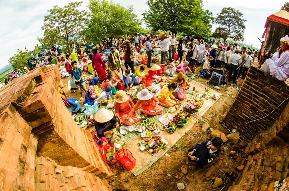 Doi nang cung to trong le hoi Kate hinh anh