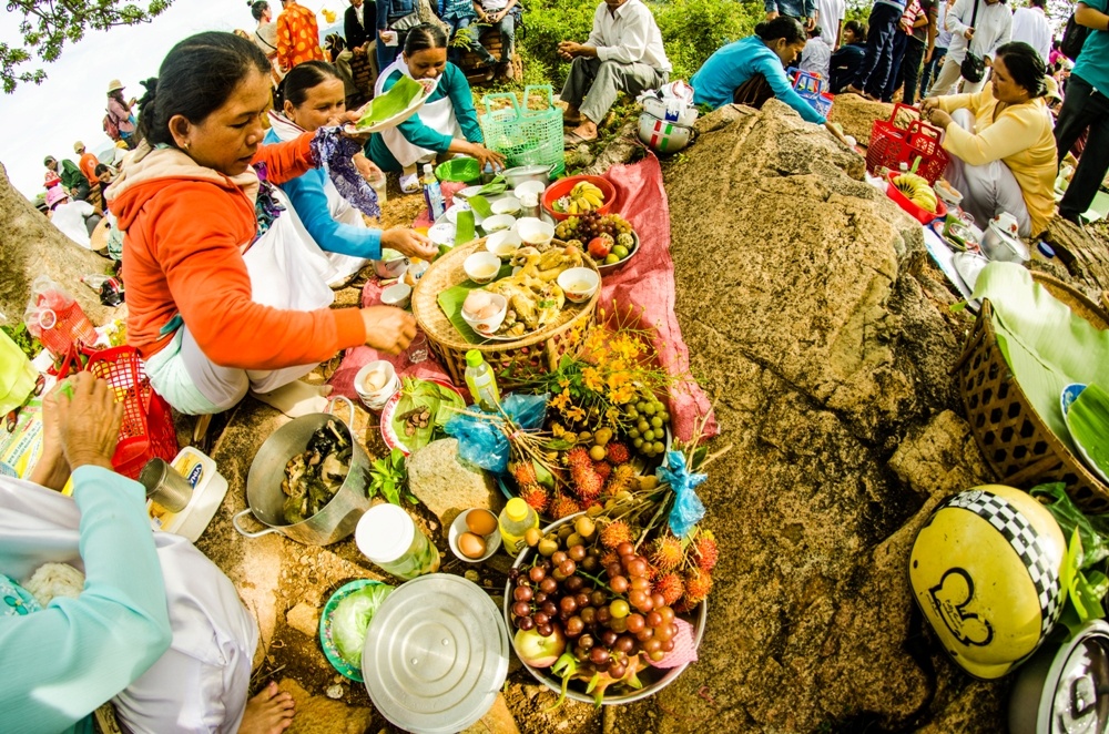Những mâm cổ đầy màu sắc đang được bày biện lên.