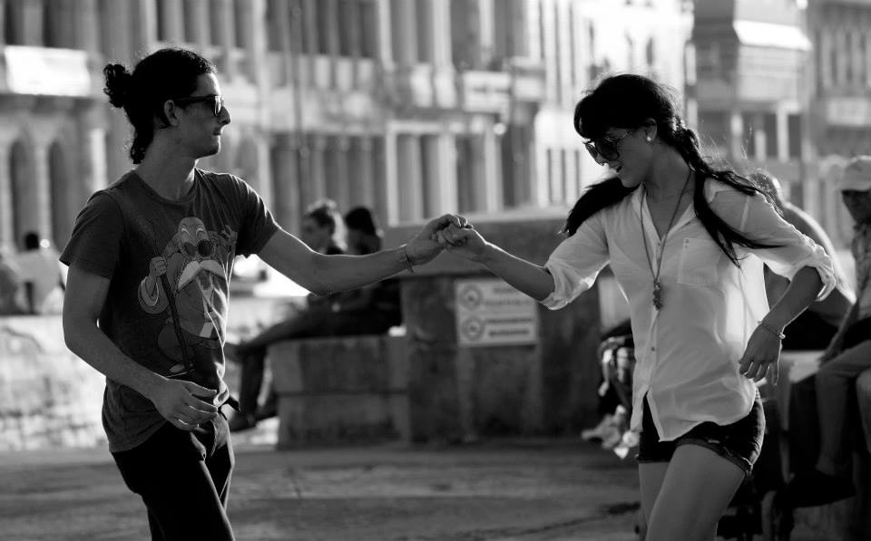 Vũ điệu sôi động của đôi trai tài gái sắc diễn ra ngay trên chính đường phố Cuba thu hút mọi ánh nhìn với du khách. 