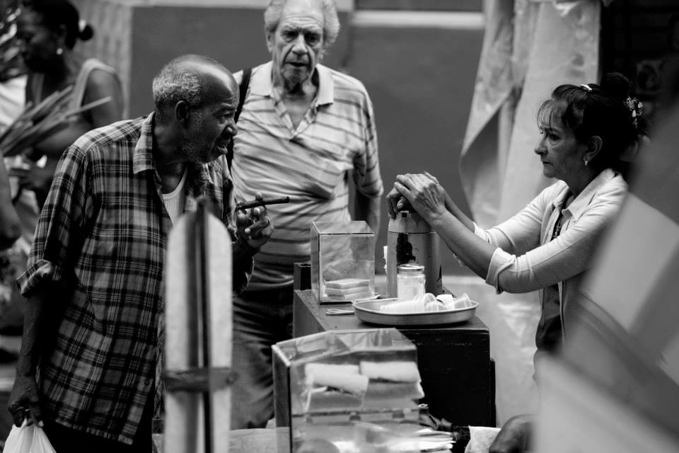 Một gian hàng ẩm thực hút khách cạnh góc phố nhỏ của Cuba. 