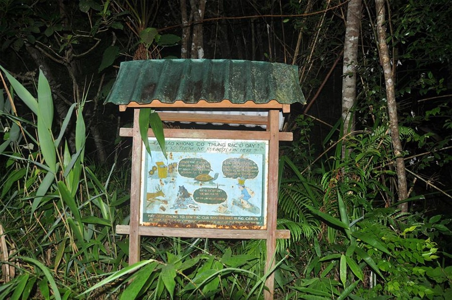 Những tấm biển báo không xả rác đầy ý nghĩa trong Vườn quốc gia Bạch Mã.