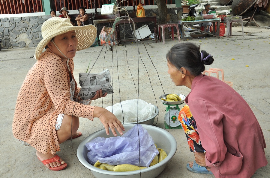 Ở Cù Lao Chàm người ta dùng những chiếc túi làm từ báo để đựng đồ chứ không dùng túi ni lông.