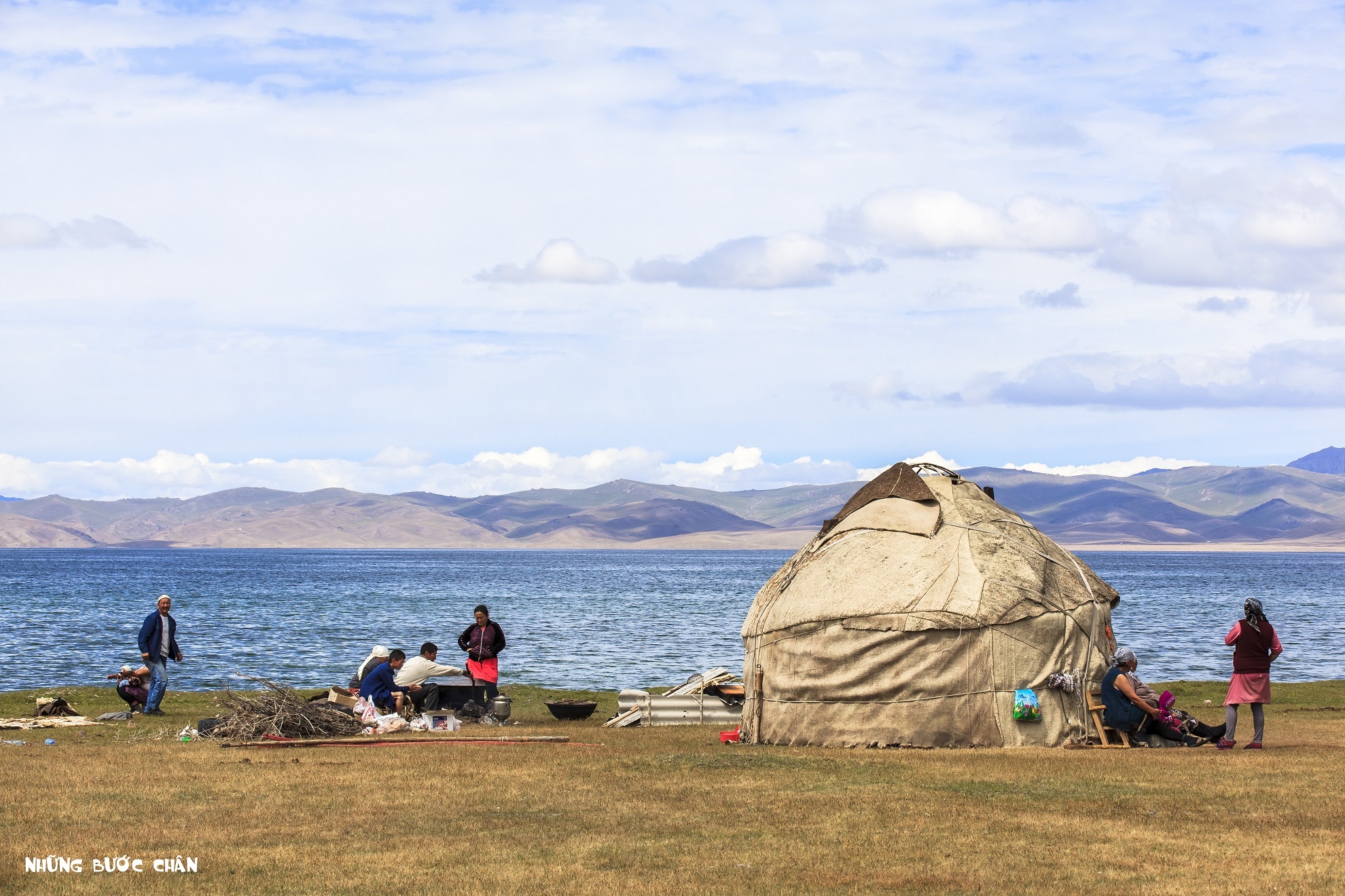 Giống như Ger của người Mông Cổ, Yurt như là cái nôi của người Kyrgyz sống ngàn đời trên thảo nguyên bao la. Nó minh chứng cho nét đẹp truyền thống của người du mục rày đây mai đó. Vào mùa hè, các gia đình người Kyrgyz thường giết cừu, dê để tổ chức những bữa nấu ăn ngoài trời. Đây cũng là những tháng ngắn ngủi trong năm để họ có thể vui chơi, sinh hoạt khi mà mùa đông lạnh giá ở đây thường dài như vô tận.