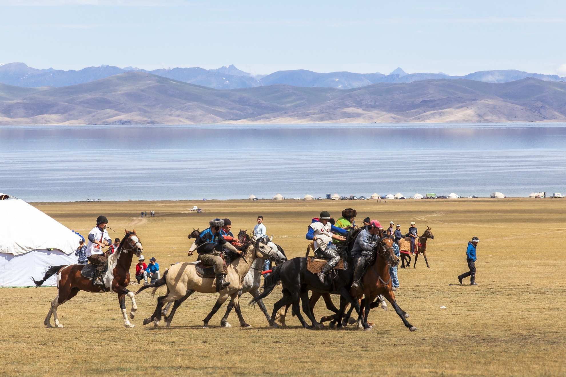 Đây là lễ hội Manas, một lễ hội dân gian được tổ chức hằng năm bên hồ Song Kul. Ngậm chiếc roi da trong miệng, những người đàn ông Kyrgyz chia làm hai đội và điều khiển con ngựa của mình trong một trò chơi truyền thống có tên gọi là Kok Boru, một môn thể thao tương tự như môn polo hay rudby trên lưng ngựa. Theo đó, hai đội sẽ dành lấy xác một con dê không đầu ném vào cầu môn của đội đối phương. Trò chơi thể hiện sức mạnh của những người đàn ông Kyrgyz đã và đang chinh phục những vùng đất khắc nghiệt trên trái đất.